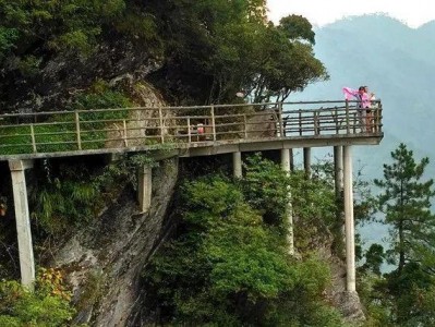 香港华蓥山：天坑湖、玻璃栈道、瀑布群，探秘自然奇观